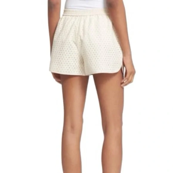 DianeVonFurstenbergsize 12 white pull on shorts pockets curve hem